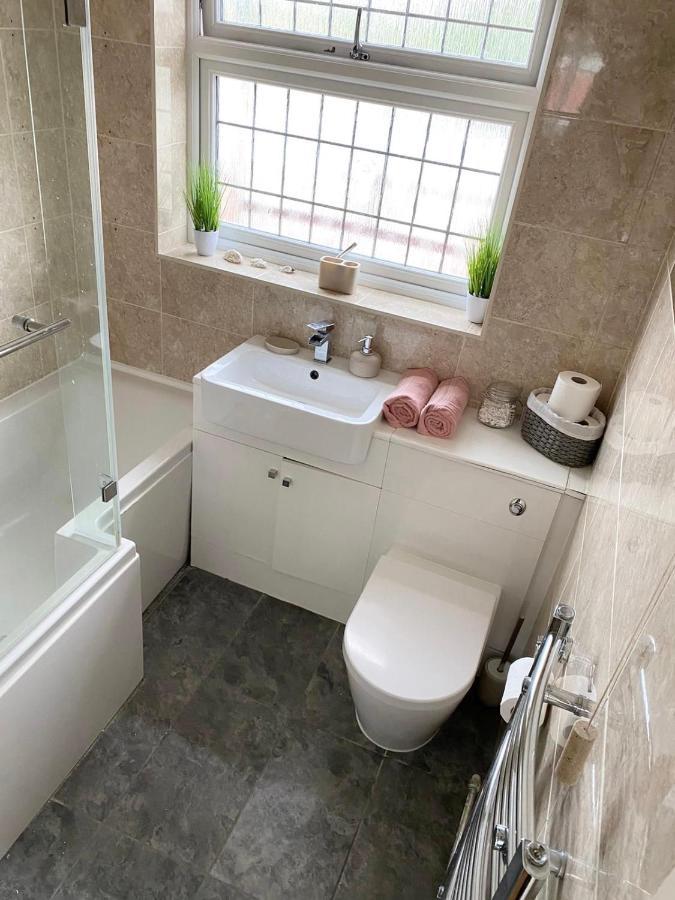 Вилла Beautiful Newly Renovated House In Rainham Essex Экстерьер фото