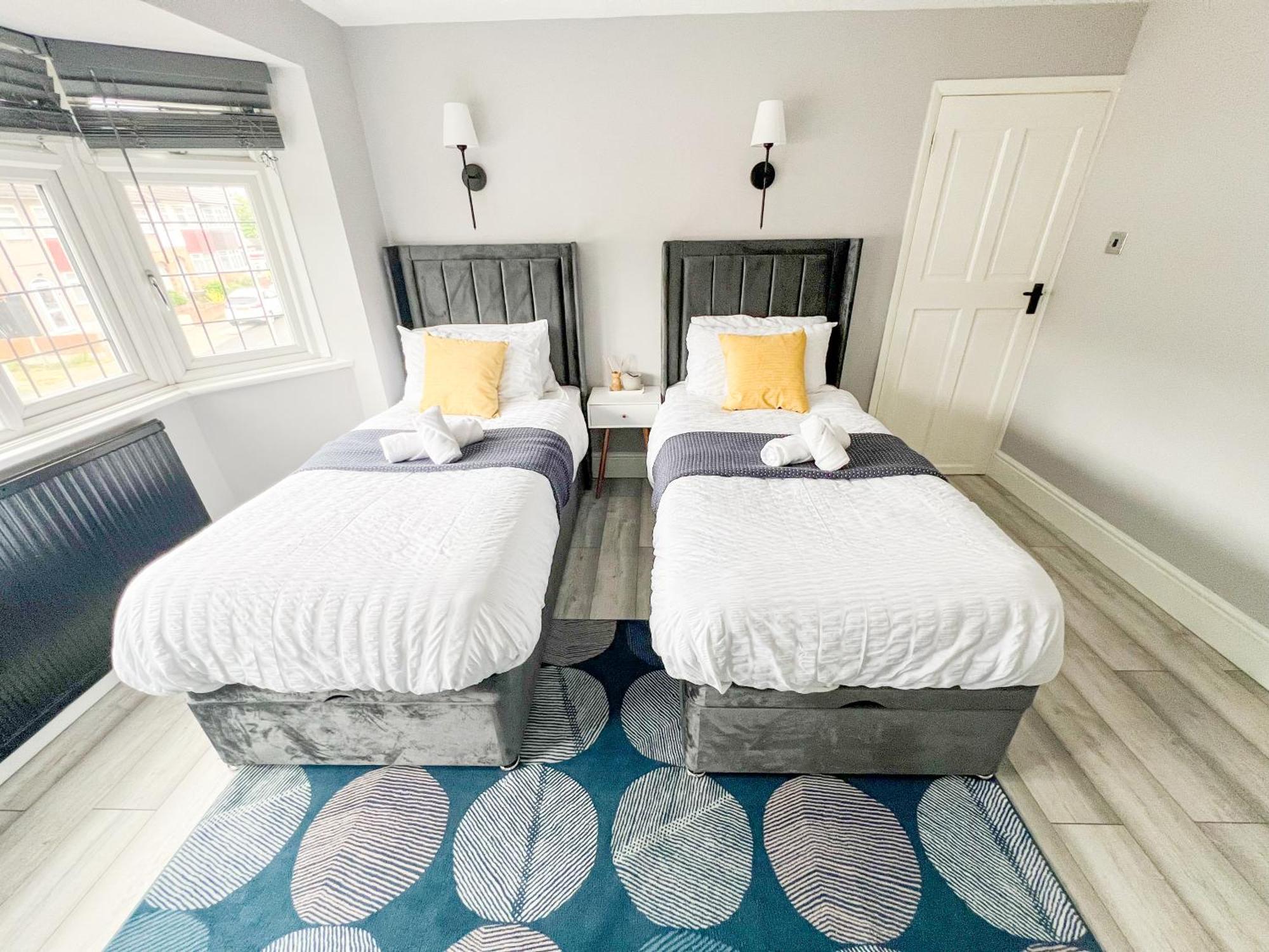 Вилла Beautiful Newly Renovated House In Rainham Essex Экстерьер фото